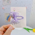 Gros plan d'une pince à cheveux avec nœud en dentelle violette et perles centrales - Mauve Clair