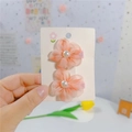 Detailansicht von Haarklammern aus rosa Chiffonblumen mit weißen Perlen für Mädchen - Koreanisch Rosa Blume Entenschnabel-Clip