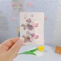 Detail von floralen Haarklammern mit fliederfarbenen Blütenblättern und einer Perle - Rosa Lila Grau Gemischt Blume Entenschnabel-Clip