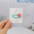 Dettaglio di un fermaglio per capelli in tessuto blu con fiore di tulle rosa su carta - Fiore 3D Blu e Rosa (2#)