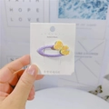 Dettaglio del fermaglio per capelli a cuore viola con glitter gialli su carta bianca - Viola Giallo Glitter Cuore (12#)