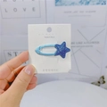Dettaglio ravvicinato di un fermaglio per capelli a stella blu su una carta di marca - Blu Brillante Stella (24#)
