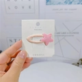 Dettaglio ravvicinato di una clip per capelli a stella glitterata rosa su cartoncino bianco - Rosa Rosa Stella (25#)