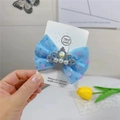 Détail d'un nœud papillon bleu avec couronne argentée et perles blanches de luxe - Bleu