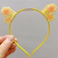 Detalle de orejas de conejo bordadas en malla amarilla sobre diadema fina para niñas - Diadema de cuernos amarillos