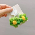 Detailansicht der handgehäkelten gelb-grünen Wollblumen am elastischen Haargummi - Ein Paar / Verlauf Grün