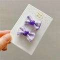 Dettaglio di fermagli per capelli a fiocco viola a scacchi fatti a mano su cartoncino - Molletta per capelli / Gingham viola con fiocco