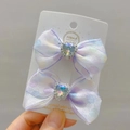 Detail van twee chiffon strikken met polkadots en strass hartjes op displaykaart - Paarse haarclip