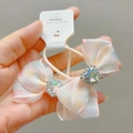 Detail van roze mesh strik haarelastiekjes met hartvormige kristallen en witte bandjes - Roze haarring