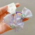 Detail van lila haarelastiekje met organza strik, stippen en hartvormige strass - Paarse Scrunchie