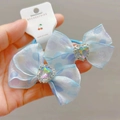 Detail van lichtblauwe organza haarelastiekjes met hartvormige strass-steentjes - Blauwe Scrunchie