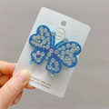Detailweergave van een elegante blauwe strassteentjes vlinder haarklem op een kaartje - Blauw