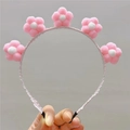 Vue détaillée du serre-tête tournesol en peluche rose avec des pétales de fleurs doux - Rose