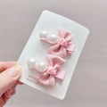 Fermagli per capelli a fiocco rosa con perle bianche per bambine su carta bianca - Fiocco Rosa
