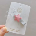 Détail de la barrette étoile rose pailletée avec pompons argentés sur carte blanche - Rose foncé