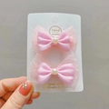 Vue détaillée des barrettes nœuds roses avec dentelle et perles nacrées centrales - Rose