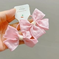 Detalle de dos gomas de pelo con lazo de tela rosa en una tarjeta de presentación blanca - Coletero / Coletero rosa