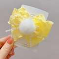Dettaglio del fermaglio a fiocco in tessuto giallo con pelliccia bianca e perle - Fermaglio Fiocco Giallo Pallido