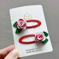 Paar zoete rood-witte stoffen rozen haarclips met groene bladeren op handgemaakte kaart - Bloemen BB Clips