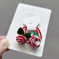 Zoete rood-witte viltroos haarelastiekjes met groene bladeren op een kaartje - Bloemen Haarelastiek