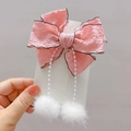 Fermaglio con fiocco rosa, catenine di perline bianche e pompon in pelliccia - Molletta Nappa Rosa Fagiolo