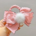 Dettaglio di fiocco rosa per capelli con pompon in ecopelliccia bianca e tessuto - Elastico Fiocco Rosa Fagiolo