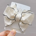 Elegante pinza para el pelo con lazo triple crema y borde ondulado negro decorativo - Blanco Roto