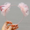 Detailansicht vom rosa glitzernden Katzenohr Haarreif mit Tüll und Pailletten Verzierung - Rosa und Weiße Ohren
