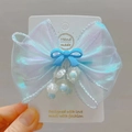 Detalle de pinza para el pelo con lazo de organza azul claro y colgantes de concha - Malla Azul Y Pinza Para El Pelo De Cuentas Azul Claro