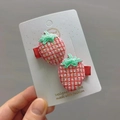 Détail de barrettes fraises rouges avec paillettes sur carte blanche pour filles - Pince à Bec de Canard Rouge