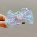 Détail d'un serre-tête violet clair avec une fraise en paillettes sur un nœud en résille - Serre-tête Violet