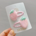 Détail de barrettes fraises avec paillettes roses et feuilles en tissu vert sur carte - Pince BB Rose