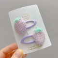 Détail de deux pinces à cheveux fraise faites main avec paillettes violettes et feuilles - Pince BB Violette