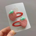 Détail de barrettes fraises faites main avec paillettes rouges et tissu sur carte - Barrette BB Rouge