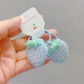 Détail des accessoires cheveux fraise à carreaux bleus avec paillettes sur support carton - Chouchou Bleu