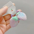 Détail d'élastiques fraise avec paillettes violettes et feuilles vertes sur support - Chouchou Violet
