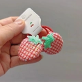 Détail de l'élastique à cheveux fraise à paillettes avec motif à carreaux rouge et blanc - Élastique Rouge