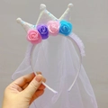 Détail du serre-tête couronne à paillettes avec roses et long voile en résille blanc - Violet