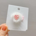 Detalle de horquilla con forma de corazón con piel sintética blanca y lentejuelas rosas - Corazón Rosa Rosado