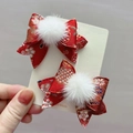 Détail de pinces à cheveux rouges de style chinois avec broderie et pompon en fausse fourrure - Style Rouge Chinois (Paire)