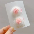 Douce pince à cheveux fleur de rose en résine et pompon blanc en fausse fourrure - Paire de Roses Roses Lumineuses