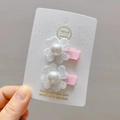 Lot de deux barrettes trèfles à pétales irisés et perles sur ruban rose doux - Pince à Cheveux Bec de Canard Blanche