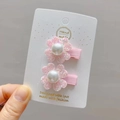Détail de barrettes à fleurs roses faites main avec perles et paillettes sur support - Pince à Cheveux Bec de Canard Rose Clair