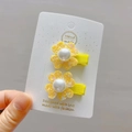 Gros plan de barrettes trèfle jaune avec perles et paillettes pour enfants - Pince à Cheveux Bec de Canard Jaune