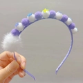 Detalle de diadema de piel sintética púrpura con pompones coloridos y lentejuelas brillantes - Púrpura y Blanco