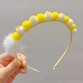 Diadema linda para niñas con pompones de piel amarillos y blancos y detalles de flores - Amarillo Brillante y Blanco