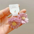 Détail de chouchous fleurs en tissu rose avec élastiques sur une carte de support - Marguerite Rose Violet