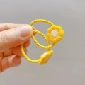 Détail macro de broderie de marguerite jaune sur des élastiques pour cheveux - Jaune