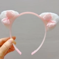 Détail d'un serre-tête oreilles de chat rose avec peluche blanche et petit nœud en soie - Serre-Tête Nœud Oreilles Roses