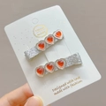Glitzernde silberne Haarspangen mit drei roten Herzkristallen für Damen und Mädchen - Rot (Haarspangen-Paar)